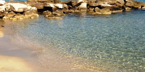 Paura al villaggio Cala di Rosamarina: esplosi 4 colpi di pistola a salve contro agente immobiliare Rocco Colucci