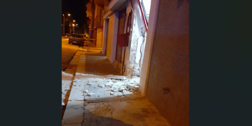 Ordigno rudimentale esplode nella notte a San Severo: danni a ingresso stabile e auto in sosta