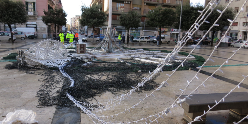 Barletta, albero di Natale spazzato via dal vento: «Nessuno ha pensato alla sicurezza»