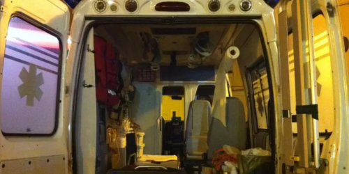 Mesagne, giovane ferito al collo dopo una lite davanti a famiglie e bambini: è in codice rosso