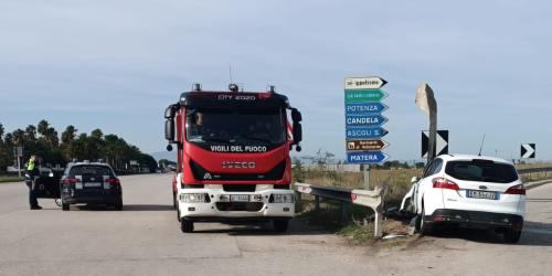Perde il controllo dell’auto e si schianta sul guardrail in direzione Candela: conducente illeso