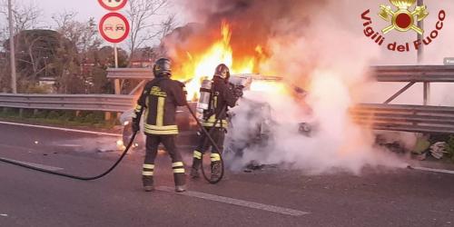 Maserati prende fuoco sulla tangenziale ovest di Lecce: illeso il conducente 38enne