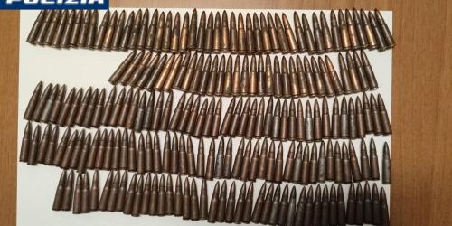 Brindisi, trovati 119 proiettili di kalashnikov nascosti nelle campagne: indaga la polizia