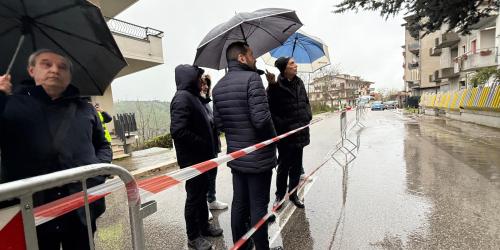 Maltempo, crolla un muro di contenimento nel Potentino: evacuate tre famiglie
