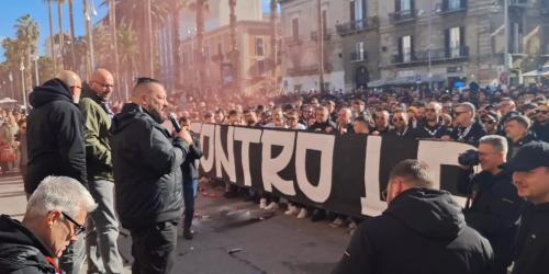 Gli ultras del Bari in piazza contro la famiglia De Laurentiis: «Chiediamo l'intervento della politica» VIDEO