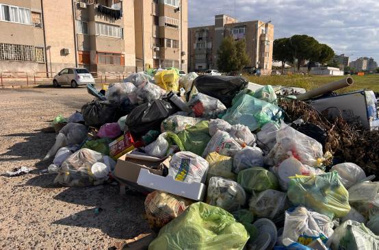 «Così ci stiamo ammalando»: al quartiere Paolo VI i residenti tra cumuli di rifiuti e umidità «Così ci stiamo ammalando»: al quartiere Paolo VI i residenti tra cumuli di rifiuti e umidità