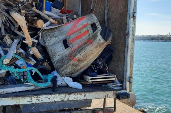 Barletta, bonifica al molo di Levante: rimossi 20 quintali di rifiuti e opere abusive