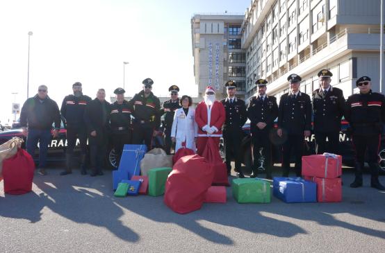 Al Fazzi di Lecce i Carabinieri portano regali e sorrisi ai bimbi in Pediatria
