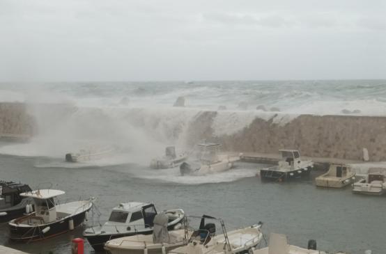 Maltempo, ormeggi rotti e tettoie saltate: travolta la costa rocciosa tra S. Maria di Leuca e Otranto FOTO