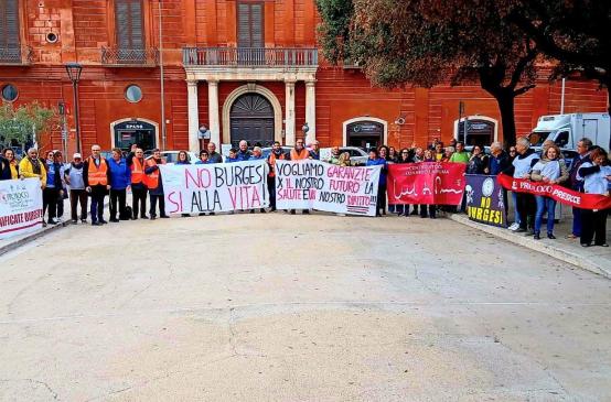 Dal Salento al Bari per dire no alla discarica Burgesi: al Tar l'udienza dopo il ricorso di Presicce-Acquarica e Ugento