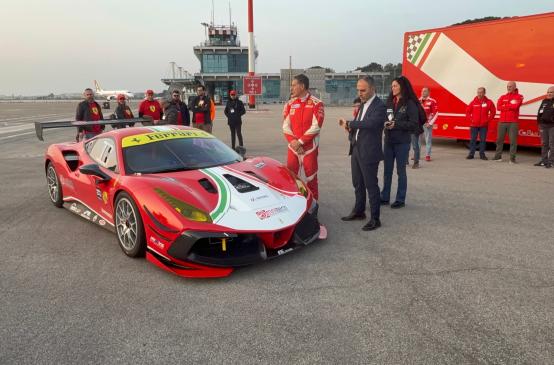 Una Ferrari a 285 km/h sulla pista del Gino Lisa: Peruggini accende i motori nella sua Foggia