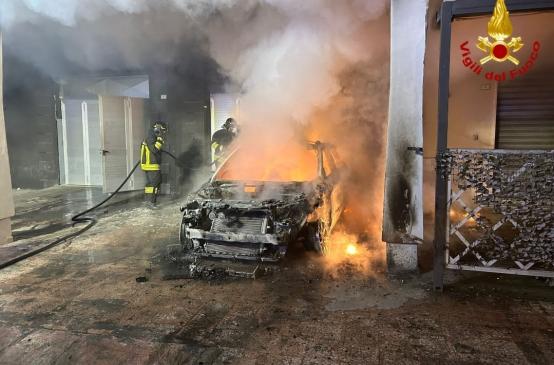 Cellino San Marco, una Range Rover prende fuoco in via Po: nessun ferito Cellino San Marco, una Range Rover prende fuoco in via Po: nessun ferito