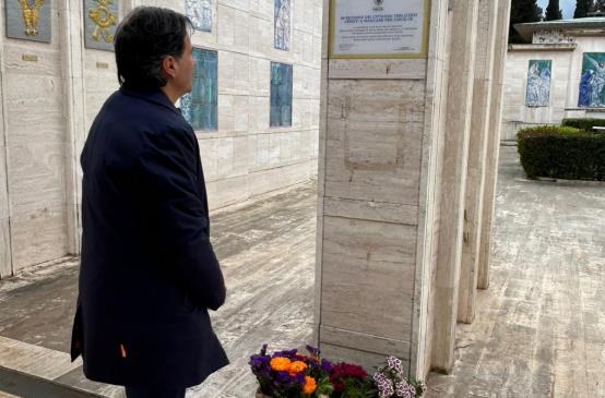 Terlizzi ricorda le vittime del Covid-19: il sindaco depone un mazzo di fiori al cimitero