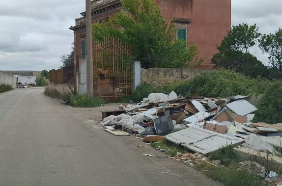 Bari, via San Giorgio Martire terra di nessuno: ancora rifiuti abbandonati in una zona ricca di storia