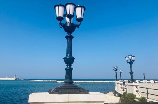 Bari, due restauratrici stanno dando nuova vita ai candelabri sul Lungomare: ricollocati i primi elementi