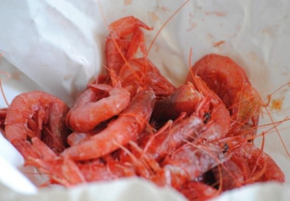 Fra Adriatico e Ionio gamberi crudi con carciofi e fave novelle