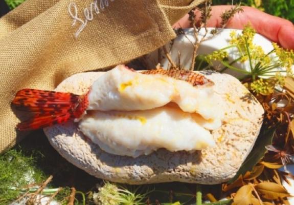 Lo scorfano si d&agrave; alla macchia cotto direttamente sullo scoglio