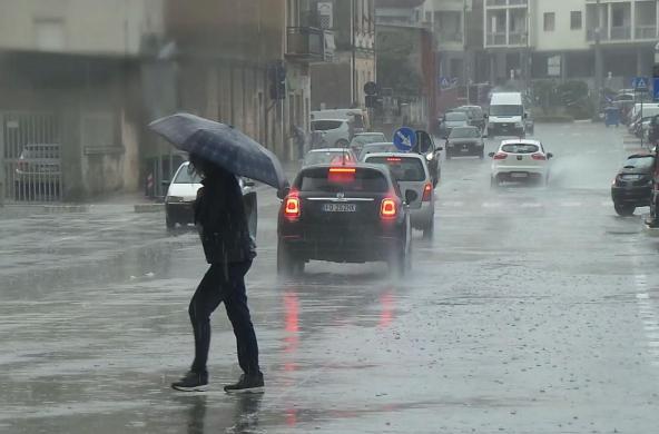 Maltempo, domenica di vento e pioggia sulla Puglia centro meridionale: scatta l'allerta gialla Maltempo, domenica di vento e pioggia sulla Puglia centro meridionale: scatta l'allerta gialla