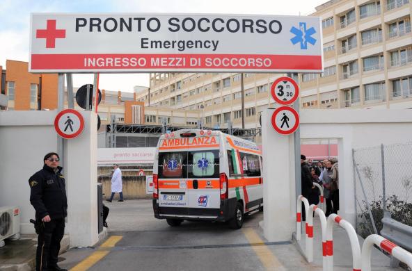 Bari, un 51enne &egrave; grave dopo la caduta da un palazzo. Forse stava tentando un furto