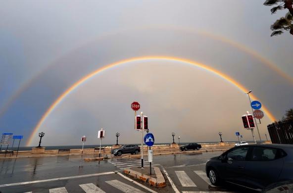 Dopo l'acquazzone la sorpresa: spunta un doppio arcobaleno sul lungomare di Bari Dopo l'acquazzone la sorpresa: spunta un doppio arcobaleno sul lungomare di Bari