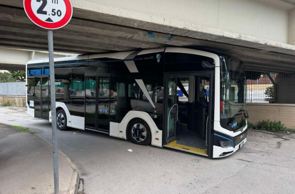 «Mina, ferita sull'autobus per un incidente a Trani: da un anno vive un calvario. Da Amet solo silenzio» «Mina, ferita sull'autobus per un incidente a Trani: da un anno vive un calvario. Da Amet solo silenzio»