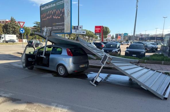 Foggia, il forte vento squassa un cartellone pubblicitario che si schianta su un'auto in transito