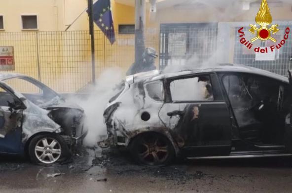 Incendio a Gallipoli: fiamme distruggono due auto, intervento dei Vigili del Fuoco