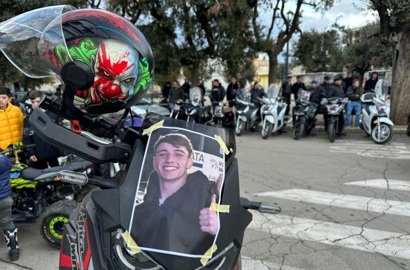Palombaio, &laquo;Il nostro numero 10 ora sfreccia tra le stelle&raquo;: l&rsquo;ultimo saluto a Gianvito il 17enne morto in un incidente