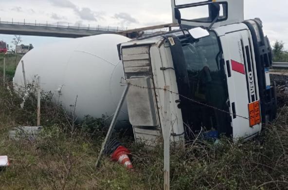 Si ribalta camion cisterna con gpl, autista ferito nel Salento Si ribalta camion cisterna con gpl, autista ferito nel Salento