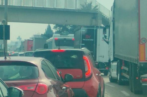 Bari, caos in tangenziale per i lavori: ancora dieci giorni di code per i pendolari VIDEO
