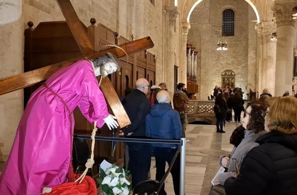 Settimana santa, la pioggia mette a dura prova i riti pasquali: da Foggia al Salento, &egrave; la notte dei Sepolcri