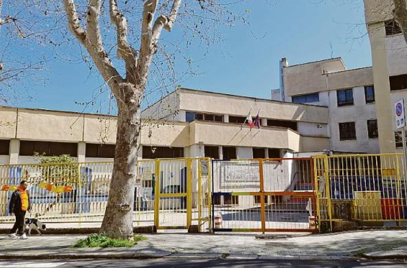 Bari, dopo il maltempo infiltrazioni d’acqua nella scuola Montello: alcune classi trasferite al San Filippo Neri Bari, dopo il maltempo infiltrazioni d’acqua nella scuola Montello: alcune classi trasferite al San Filippo Neri