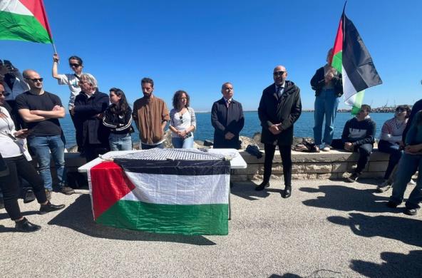 Global Sumud Flotilla, partita dal porto di Bari la barca diretta a Gaza. Leccese: «solidarietà per popolo che soffre». Global Sumud Flotilla, partita dal porto di Bari la barca diretta a Gaza. Leccese: «solidarietà per popolo che soffre».