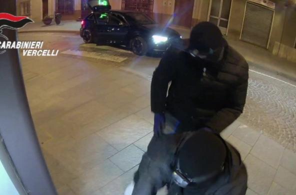 Colpivano in Piemonte e in Puglia, smantellata banda della marmotta: 11 arresti tra Foggia, Torino e Vercelli Colpivano in Piemonte e in Puglia, smantellata banda della marmotta: 11 arresti tra Foggia, Torino e Vercelli