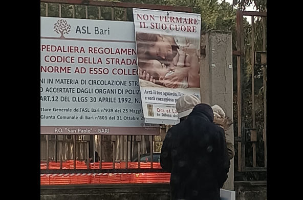 Bari, al San Paolo spuntano i cartelli contro l&rsquo;aborto. Il centro Ivg della Asl: &laquo;Adesso temiamo le aggressioni&raquo;