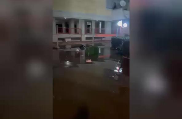 Maltempo a Taranto, fiumi di acqua in strada e disagi in tangenziale: auto bloccate e traffico in tilt VIDEO