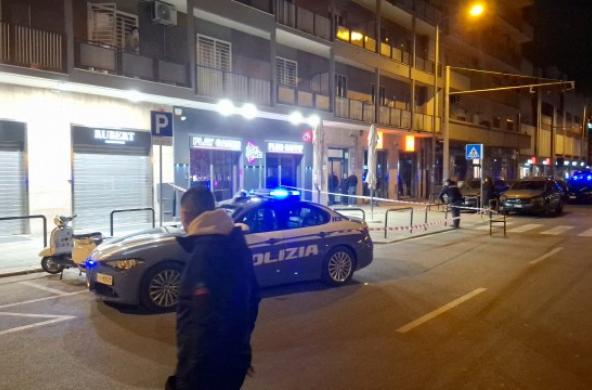 Bari, spari davanti alla sala giochi: i residenti minacciati nel portone di casa da baby gang