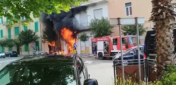 Monopoli, fiamme in un negozio di vernici e utensili: evacuata la zona Monopoli, fiamme in un negozio di vernici e utensili: evacuata la zona