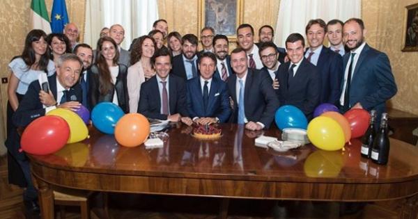 Buon Compleanno Presidente Torta A Sorpresa Per I 54 Anni Di Conte La Gazzetta Del Mezzogiorno
