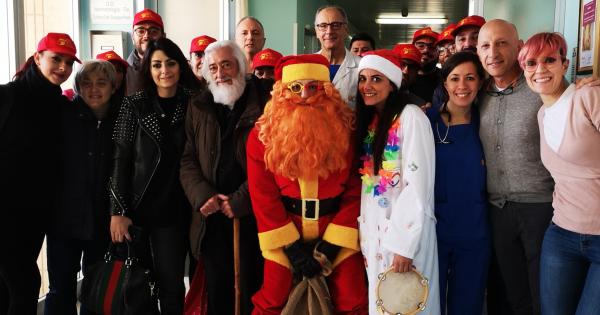 Visita Babbo Natale.Babbo Natale Giallorosso Visita Ai Piccoli In Ospedale A Lecce Per Il Progetto Bimbulanza La Gazzetta Del Mezzogiorno