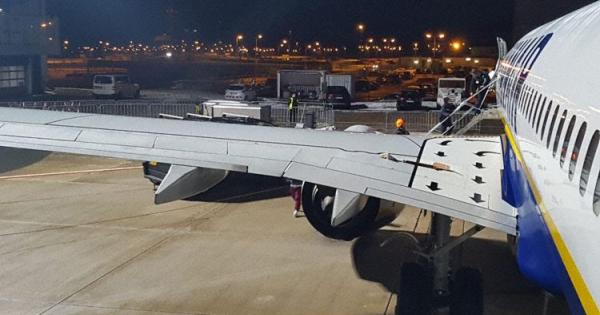 Paura Sul Volo Ryanair Con L Ala Squarciata Ci Hanno Affiancato I Caccia La Gazzetta Del Mezzogiorno