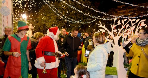 Babbo Natale 8 Gallery.Bari Babbo Natale E In Citta Inaugurato Il Suo Villaggio In Piazza Umberto Foto 1 Di 15 La Gazzetta Del Mezzogiorno