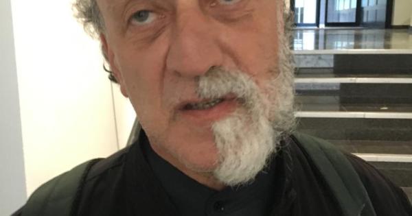 Bari Una Barba A Meta Simbolo Di Una Vita A Meta La Protesta Artistica Contro Il Covid La Gazzetta Del Mezzogiorno