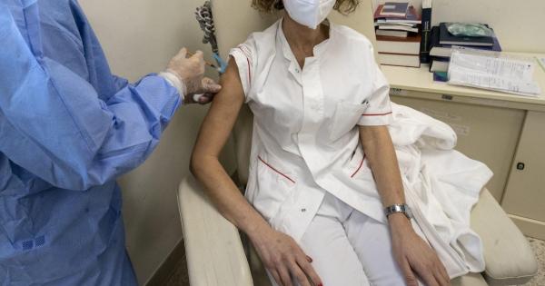 Puglia, curva contagi sempre alta: 1.261 casi (11%), altri 29 morti. Vaccini, il tira e molla ...