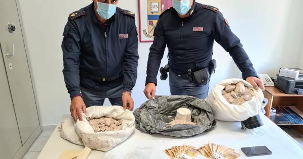 grottaglie coppia spaccia nella casa di campagna sequestrati 20kg di eroina lei arrestata lui fugge la gazzetta del mezzogiorno