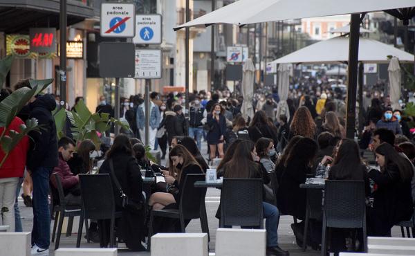 Bari,  caos assembramenti: da sabato le &laquo;zone rosse&raquo; per le feste. Decaro: &laquo;stop aperitivi dalle 11&raquo;