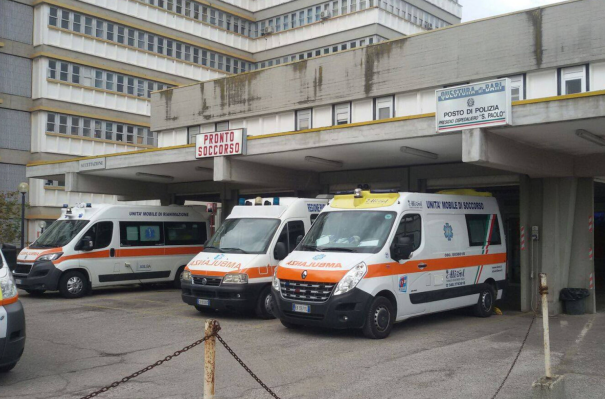 Bari, 30enne si presenta al San Paolo ferito da colpi di pistola: l'agguato in tarda serata a Bitonto. Indagini in corso Bari, 30enne si presenta al San Paolo ferito da colpi di pistola: l'agguato in tarda serata a Bitonto. Indagini in corso