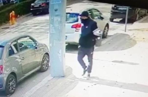 Taranto, spar&ograve; a due poliziotti in Viale Magna Grecia: condannato in appello