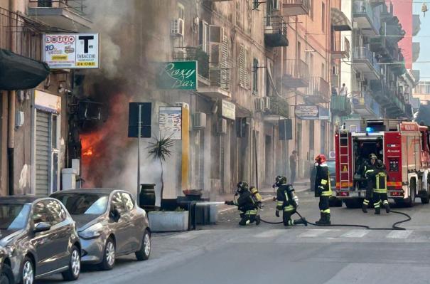 Taranto, incendio in un locale in via Napoli: le fiamme salgono velocemente ai piani superiori Taranto, incendio in un locale in via Napoli: le fiamme salgono velocemente ai piani superiori
