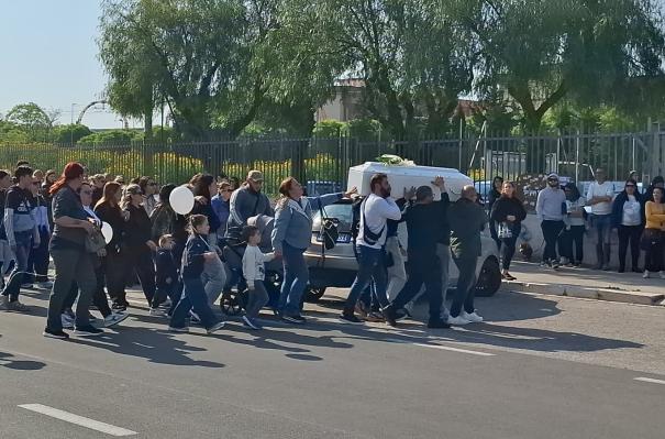 Bari si stringe attorno a Giosu&egrave;, in corso i funerali del bimbo morto dopo la caduta dal balcone al San Paolo FOTO/VIDEO
